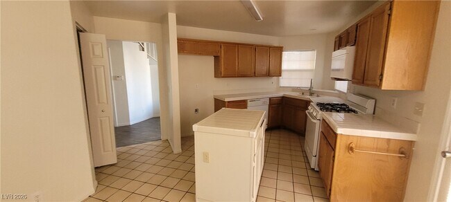 Building Photo - 6561 Avon Ct