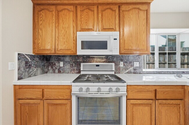 Building Photo - Executive Rental in Gold Hills