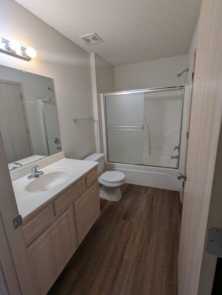 Hall Bath - 203 W Nicholas Dr