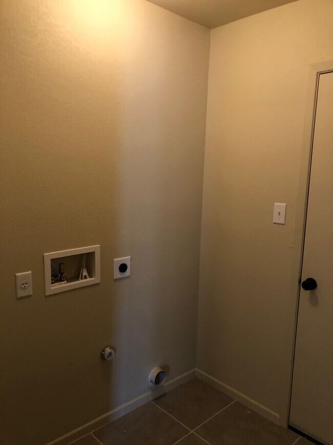 Building Photo - 3 Bedroom Home in Desert Oasis