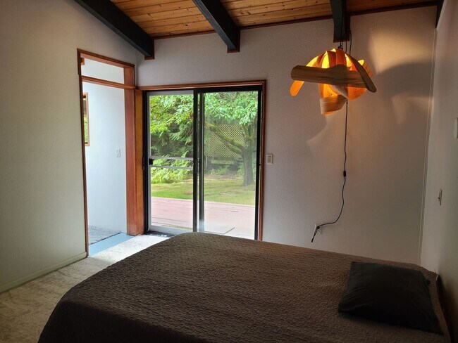 Building Photo - Lovely Home on 5 Acres Near the Water in R...