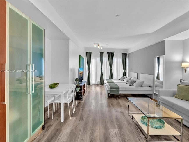 Building Photo - 1052 Ocean Dr