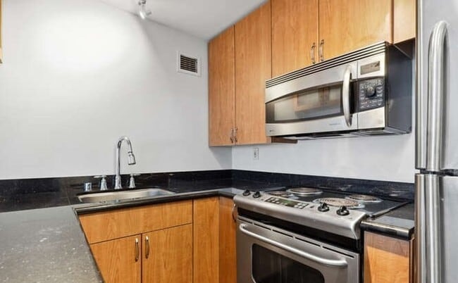 Building Photo - 1 Bed, 1 Bath Condo in First Hill, Steps to Virginia Mason & Swedish Hospital