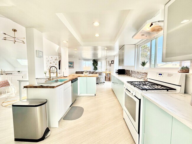Building Photo - Oxnard / Silver Strand Beach / 2 bedroom 1...