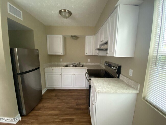 Building Photo - 6413 Winona St