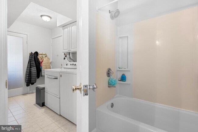 Building Photo - 1615 Spottsworth Way