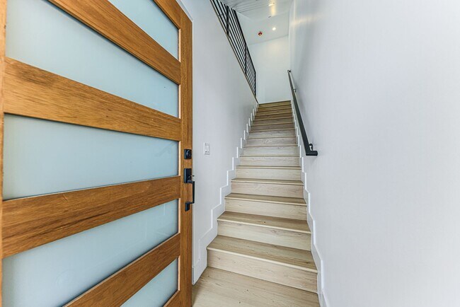 Building Photo - 1237 N Orange Dr