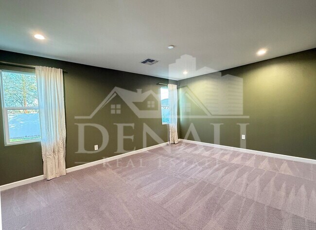 Building Photo - 1053 E Horro Rd