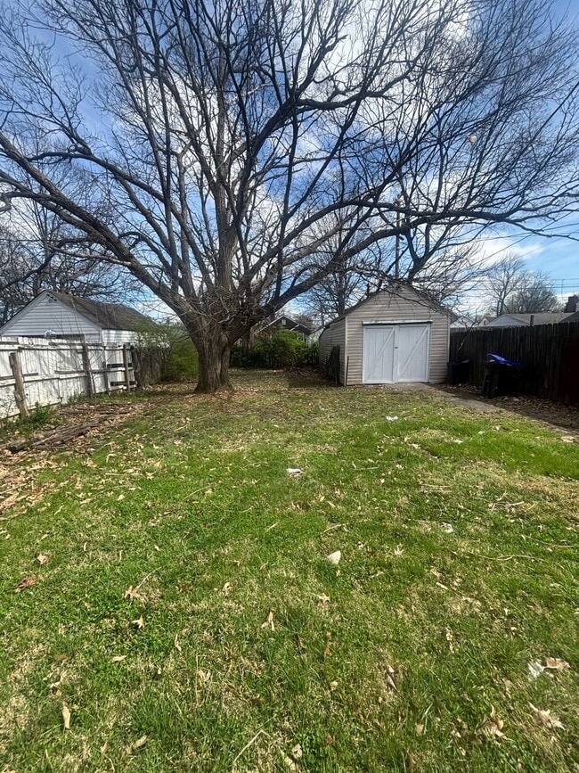 Building Photo - 1305 Larchmont Ave