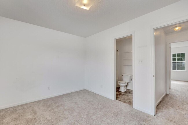 Building Photo - Townhome Close to Amenities!