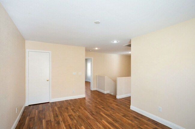 Building Photo - 3 Bed and Loft Summerlin Beauty