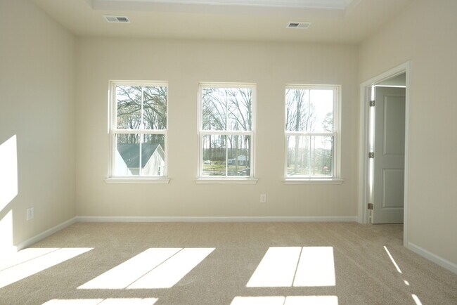 Building Photo - A large spacious home in Arbor St!