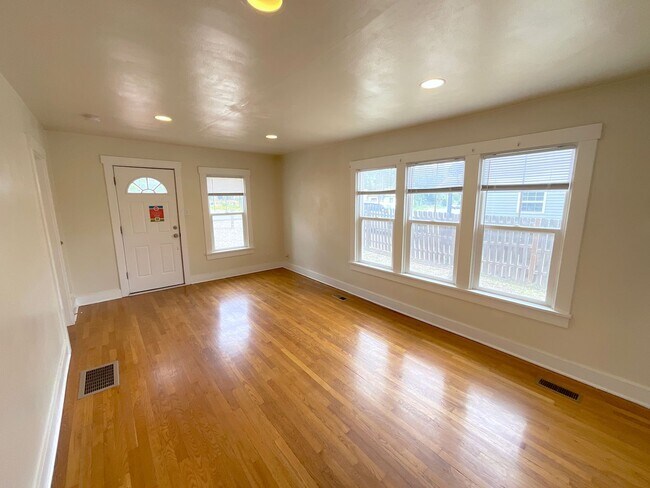 Building Photo - 2 Bedroom Home Available Near Pikes Peak Ave & S Institute St!