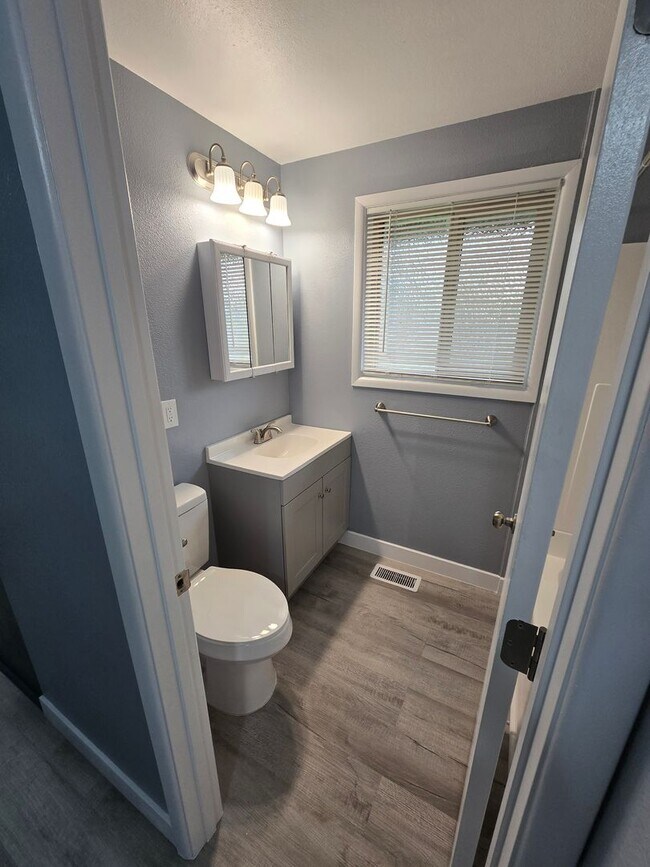 Building Photo - All like NEW Inside ! Great walk & bike scores - Large fenced backyard !