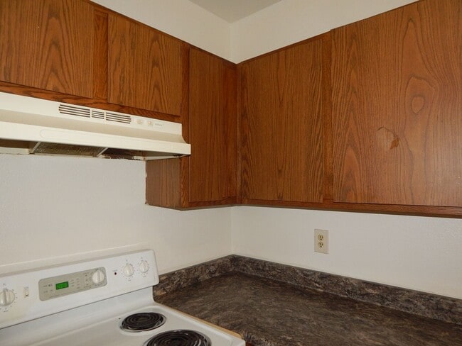 Building Photo - 2 Bedrooms - 1 Bathroom - Central AC