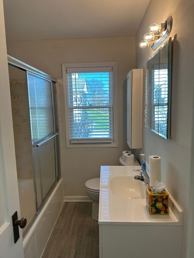 Building Photo - Charming 3 Bedroom In Central Columbus with Fenced in Yard