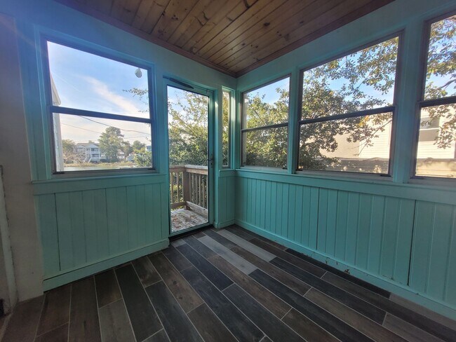 Building Photo - LARCHMONT