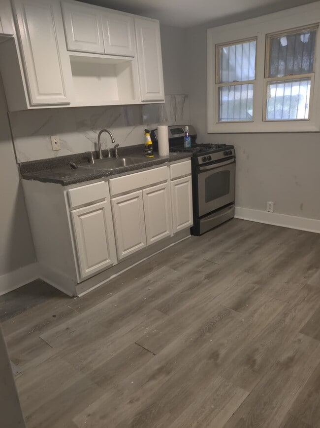 Building Photo - 2045 Fernon St