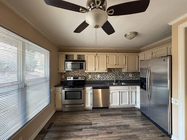 Building Photo - Charming 3 Bed 1.5 bath in College Lakes