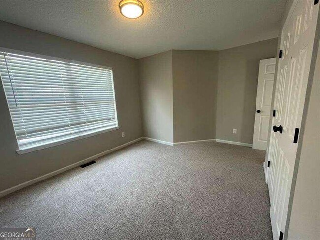 Building Photo - 2200 Burdett Ridge Dr