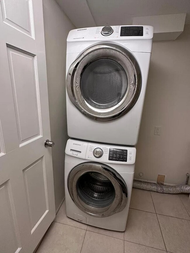 Building Photo - 3505 Iris St N