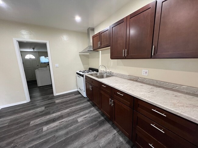 Building Photo - Sun Valley Duplex