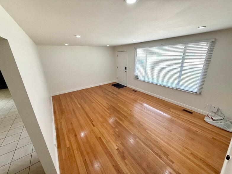 Building Photo - 6884 Bellavista Dr