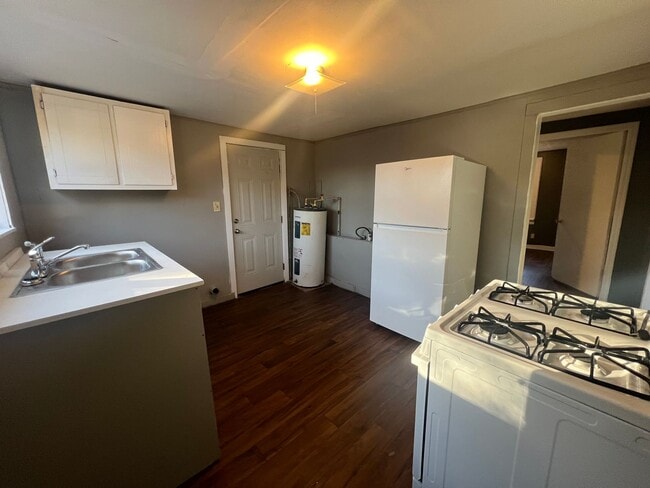 Building Photo - 2 Bedroom 1 Bathroom Home off Fosters Ferry