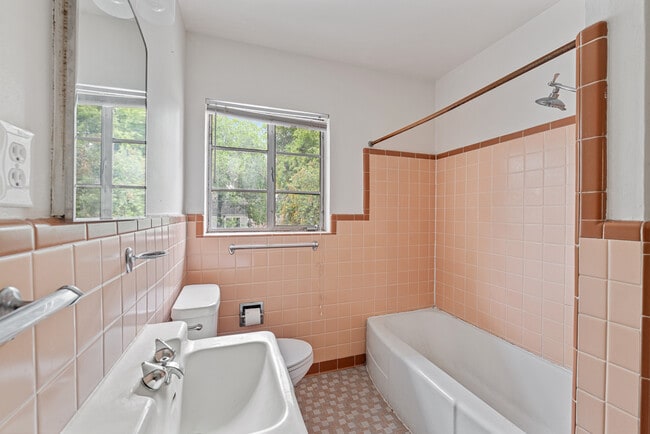 Building Photo - 417 W Gramercy Pl