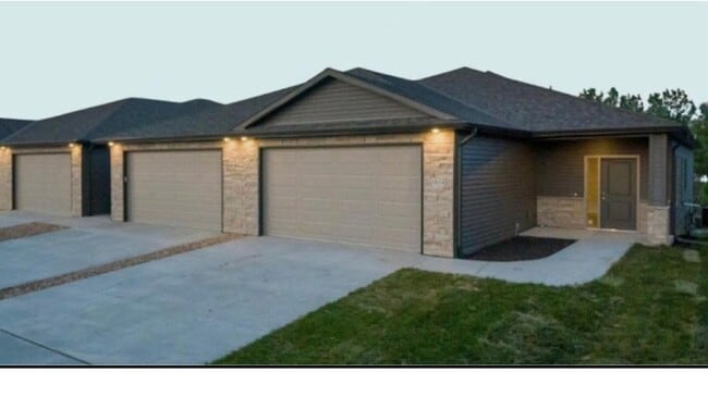 Building Photo - Beautiful brand-new ranch townhome with 3 bedrooms/3 full bathrooms located off of S 46th and Yan...