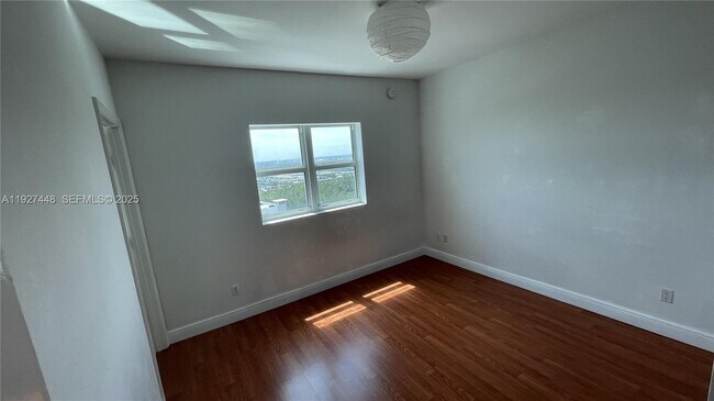 Building Photo - 14951 Royal Oaks Ln