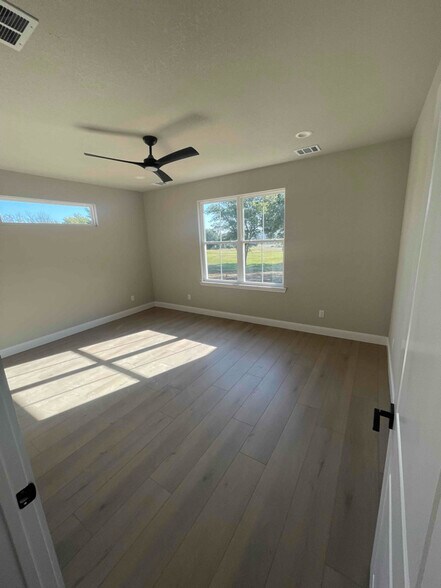 Building Photo - 129 Lakeview Dr