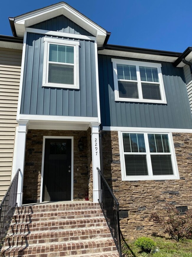 Building Photo - 2 Bedroom 2.5 Bath townhouse!
