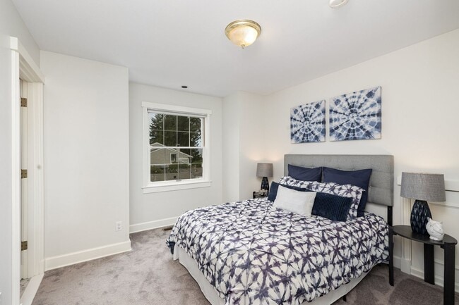 Building Photo - Beautiful Bellevue home with a View!