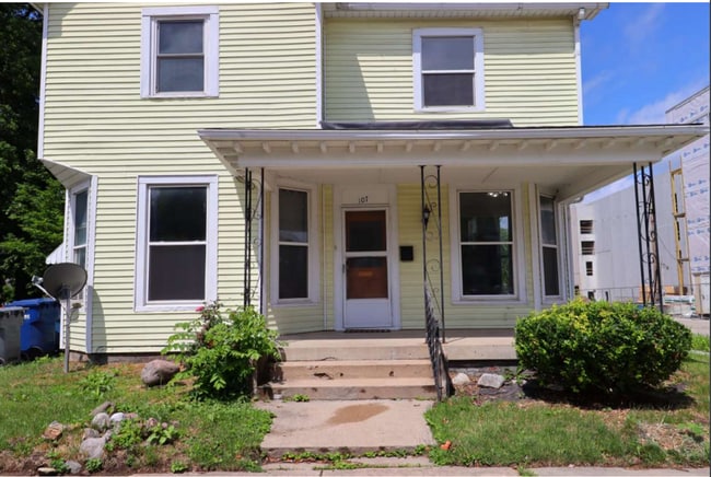 Primary Photo - Charming Two Bedroom Unit in the Heart of ...