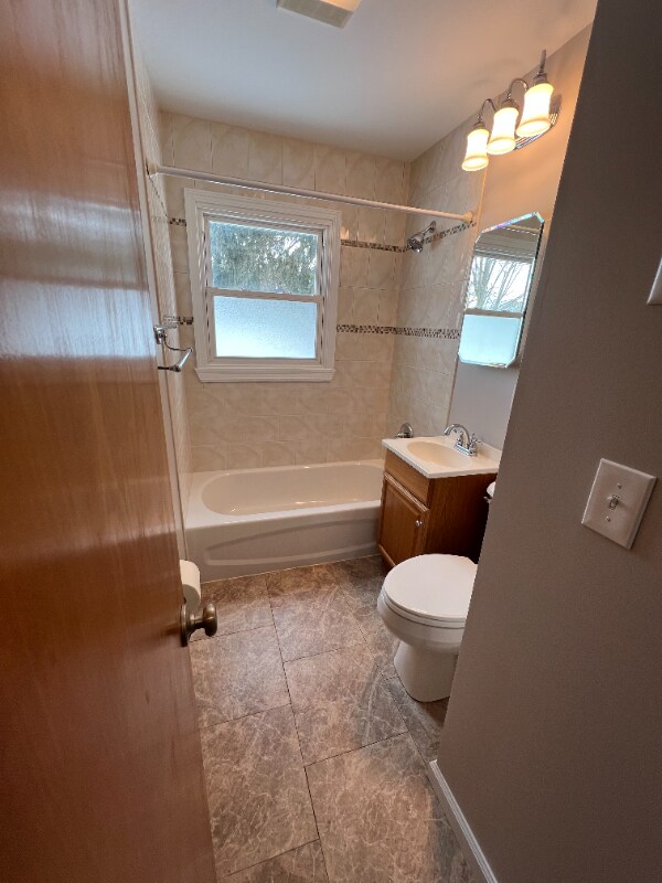 Building Photo - 209 Iroquois St