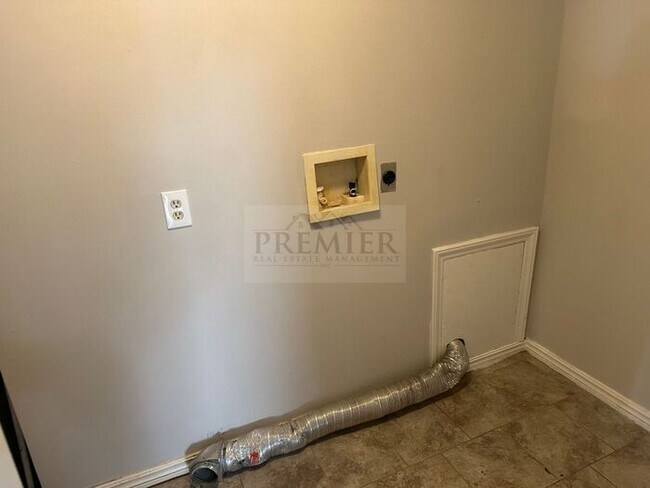 Building Photo - 8205 E 53rd KC MO -3 bed / 1 full bathroom...