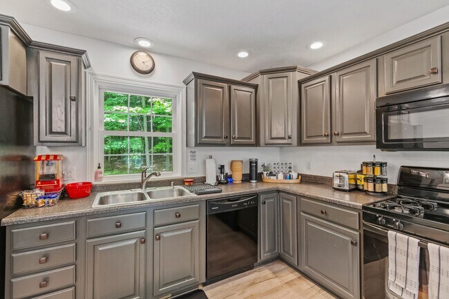 Building Photo - 444 Grand Ridge Dr