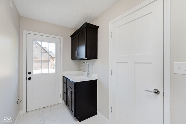 Building Photo - 3037 Golfview Dr