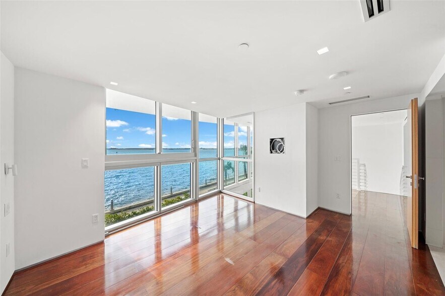 Building Photo - 1331 Brickell Bay Dr