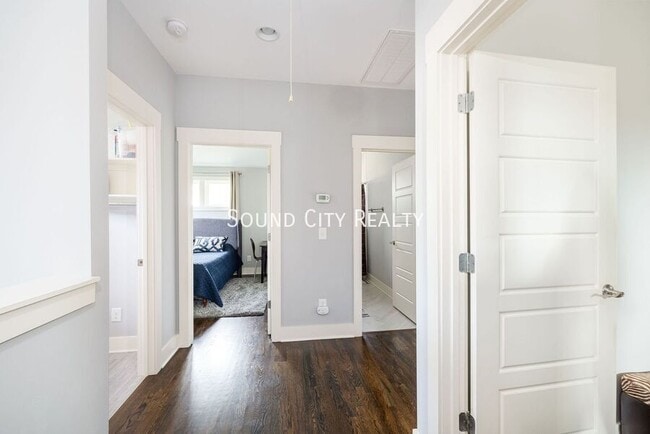 Building Photo - 606B Eastboro Dr