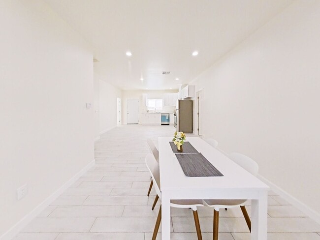 Building Photo - NEW CONSTRUCTION: Modern ADU with Private ...