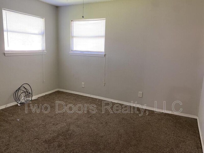 Building Photo - 429 E Hillcrest Ln