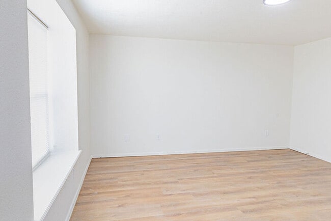 Building Photo - 600 SE 38th St