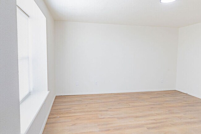 Building Photo - 600 SE 38th St