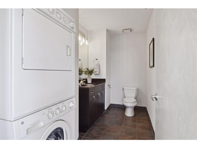 Building Photo - 215 10th Ave S