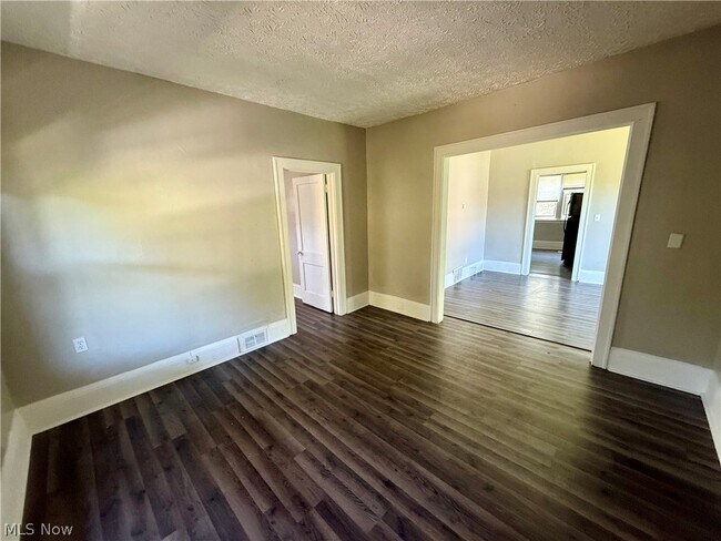 Building Photo - 866 Beardsley St