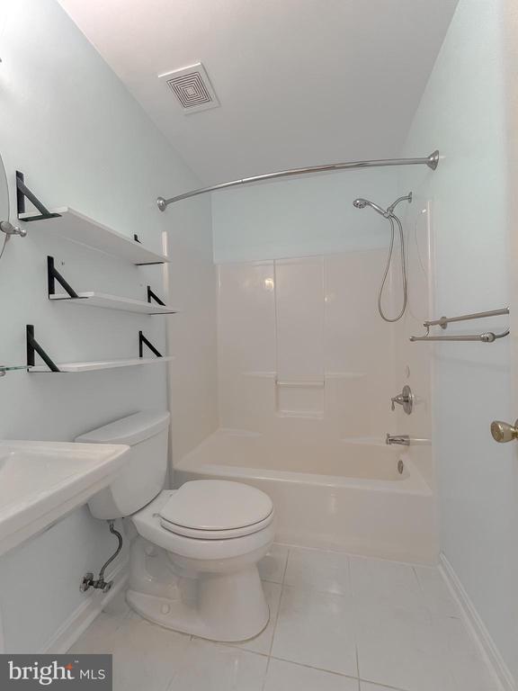 Building Photo - 21133 Woodmere Dr