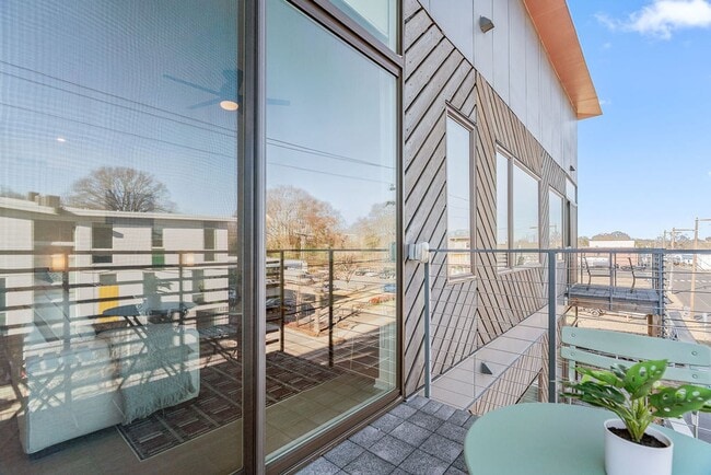 Building Photo - Modern downtown condo studio with private balcony & parking space.