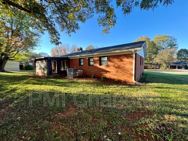 Building Photo - 528 Carolina Ave N